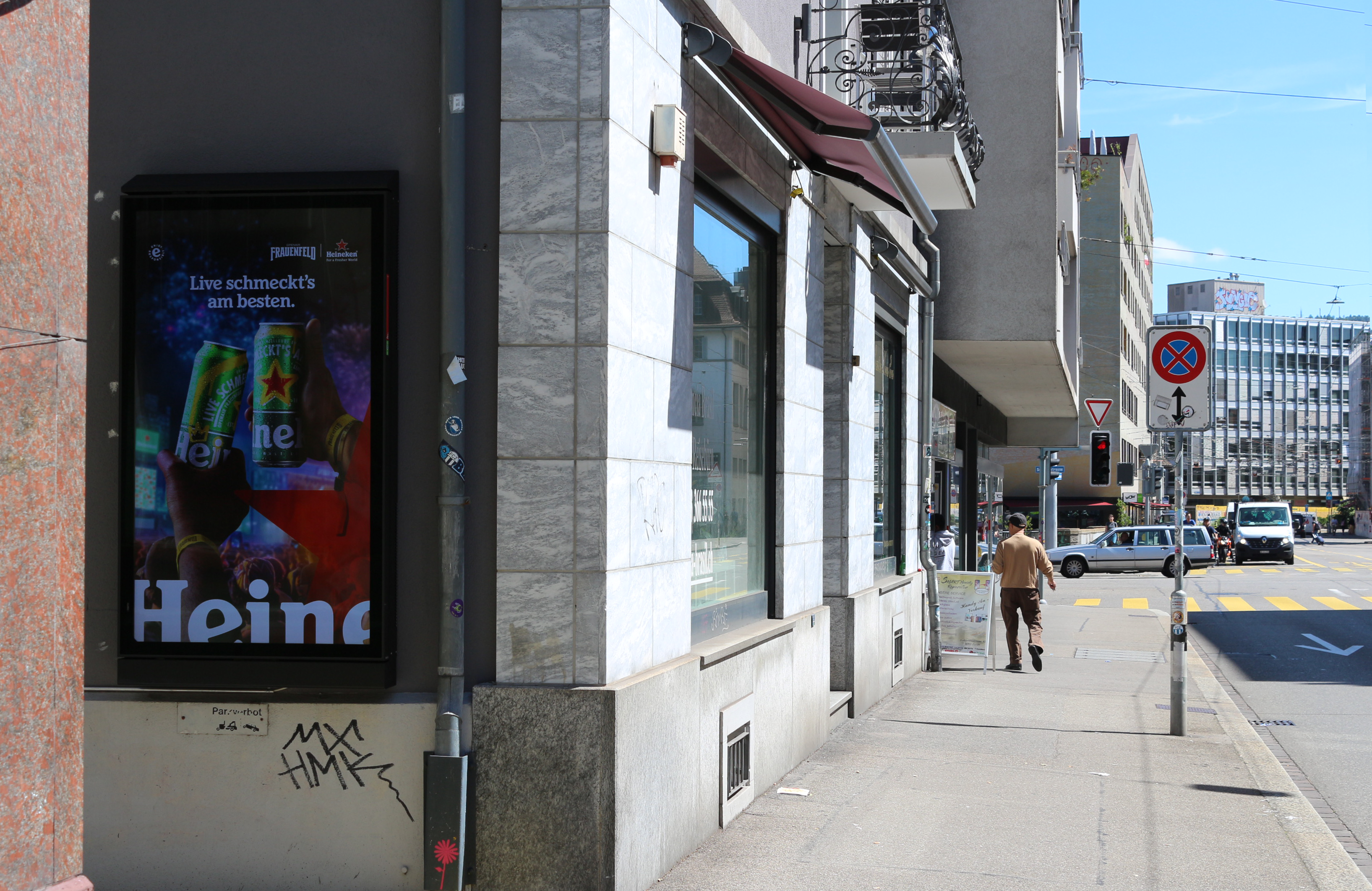 Der Werbescreen von APG|SGA an der Kalkbreitestrasse 39 in Zürich